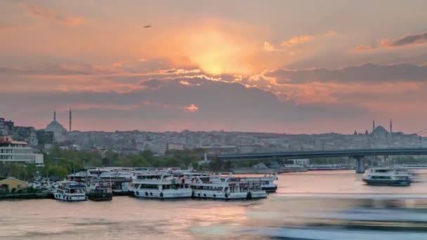夕暮れ時のボスポラス駅やゴールデンホーン付近の多くの旅客便 イスタンブールのスカイライン トルコ モスクと橋の背景に水の反射と春の夜 — ストック動画