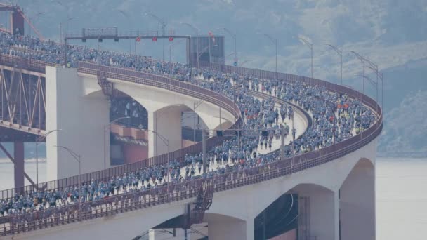 Recorriendo Lisboa Media Maratón Cruzando Puente Del Abril Sobre Vista — Vídeo de stock