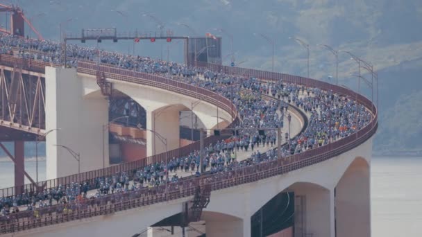 Bieg Półmaratonu Lizbonie Przez Most Kwietnia Nad Rzeką Tagus Lotu — Wideo stockowe