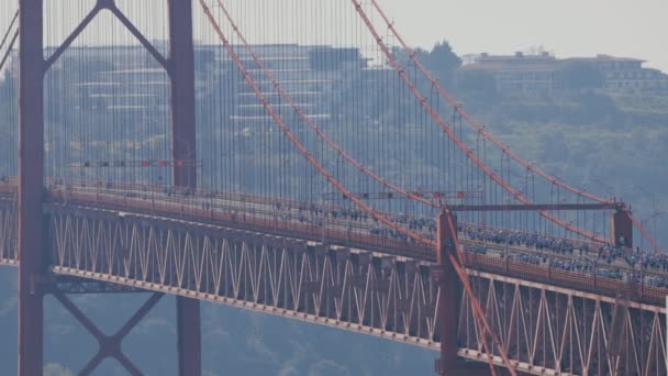 Der Lissabon Halbmarathon Überquert Die Brücke Über Den Tejo April — Stockvideo