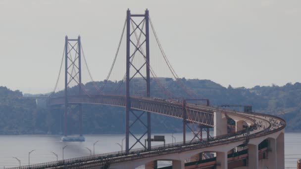 Der Lissabon Halbmarathon Überquert Die Brücke Über Den Tejo April — Stockvideo