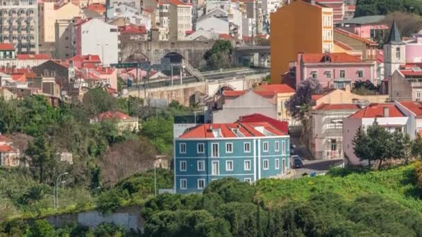 里斯本天际线与公路和渡槽的空中景观 从孟山都的观点来看 坎波德奥里克区附近有绿树的历史建筑时过境迁 葡萄牙里斯本 — 图库视频影像