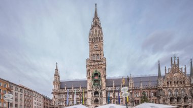 Marienplazt Eski Şehir Meydanı. Yeni Belediye Binası zaman aşımına uğradı. Neues Rathaus ve Belediye Binası Saat Kulesi Glockenspiel. Münih silueti, şehir merkezi gökyüzü bulutlu. Bavyera, Almanya