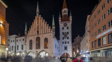 Marienplatz 'da eski Münih belediye binası (Altes Rathaus) ve Talburg Kapısı gece hiperhızlandırılmış, saatli aydınlatma kulesi bulunur. Munchen-Altstadt, Bavyera, Almanya.