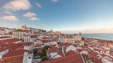 Gün batımında Lizbon 'da Alfama' nın hava görüntüsünü gösteren panorama. Eski şehrin en eski bölgesinde kırmızı çatılar, Belvedere Miradouro das Portas do Sol, Portekiz 'den Ulusal Panteon.