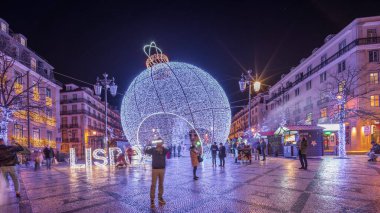 Luis De Camoes Meydanı 'nda (Praca Luis de Camoes) Noel süslemelerini büyük topla gösteren panorama. Portekiz 'in Lizbon şehrinin en büyük meydanlarından biri akşam aydınlandı.