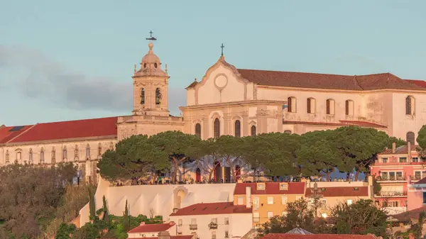 ミラドゥロ ソフィア ブレイナー アンドレスン古いミラドゥロ グラカの夜のタイムラプス ポルトガルのリスボンにあるグレース修道院の旧教会のサンビセンテ教区に位置する — ストック写真