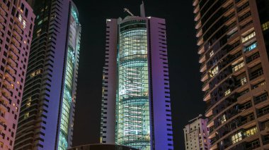 Dubai Marina Kuleleri 'nin gece görüş alanında yanıp sönen ışıklar, Birleşik Arap Emirlikleri. Yukarı bak.