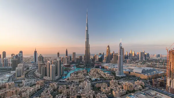 Dubai Şehir Merkezi, Burj Halife ve diğer kulelerle birlikte Dubai, Birleşik Arap Emirlikleri 'ndeki yeni yıl kutlamalarından önce gece gündüz geçiş zamanları. Işıklar yanıyor..