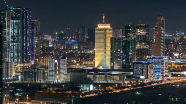 Gece Dubai şehir merkezindeki gökyüzü zaman çizelgesi. Şeyh Zayed yolunun en üst manzarası. Çok sayıda aydınlık kulesi ve gökdelenleri var. Finans bölgesinde trafik sıkışık. Ünlü simge.