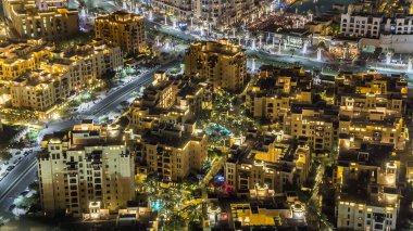 Şehir merkezinin en iyi gece manzarası Dubai şehir merkezinde aydınlatılmış evler çatılar ve yeni yıl kutlamalarından önce yoldaki trafik