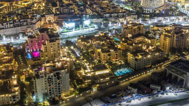 Şehir merkezinin en iyi gece manzarası. Dubai şehir merkezi. Aydınlanmış evler ve yeni yıl kutlamalarından önce yolda trafik var.