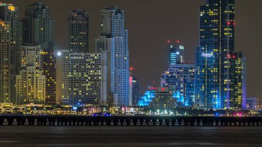 Dubai Marina silueti JBR gece zaman çizelgesi ile Dubai, BAE 'deki Palm Island' da görülüyor. Dubai 'nin bu kısmında 50 kattan fazla gökdelen var.