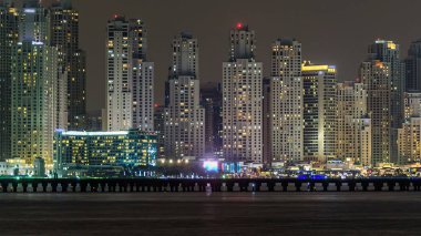 Dubai Marina silueti JBR gece zaman çizelgesi ile Dubai, BAE 'deki Palm Island' da görülüyor. Dubai 'nin bu kısmında 50 kattan fazla gökdelen var.