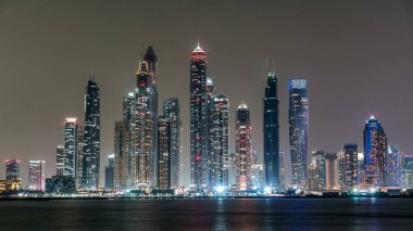 Dubai Marina silueti JBR gece zaman çizelgesi ile Dubai, BAE 'deki Palm Island' da görülüyor. Dubai 'nin bu kısmında 50 kattan fazla gökdelen var.