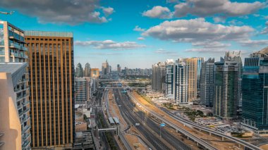 Dubai marina gökdelenlerinin ve Jumeirah göl kulelerinin hava görüntüsü Şeyh zayed yolundaki trafiği gösteriyor. Bulutlu mavi gökyüzü ile gün batımı zamanı