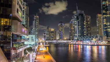 Dubai Marina, yatları ve Dubai 'deki köprüden restoranları olan modern kuleleri olan, Birleşik Arap Emirlikleri' nde gece hipervanesi olan bir yer. Dubai Marina, Dubai 'de bir şehirdir..