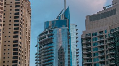 Dubai Marina 'nın sabah manzarası. Dubai' deki modern kuleler. Gün doğumunda bulutlarla birlikte, Birleşik Arap Emirlikleri..
