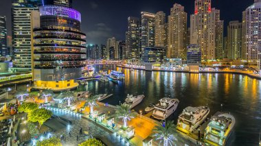 Dubai Marina rıhtımında, Dubai 'deki alışveriş merkezinin balkonundan alınan palmiyeler, kuleler ve yatlar, Birleşik Arap Emirlikleri..