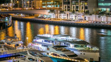 Dubai Marina yatları Dubai 'deki alışveriş merkezinin balkonundan rıhtıma yakın, Birleşik Arap Emirlikleri..