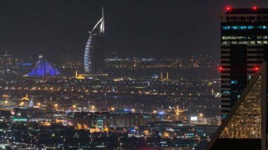 Gece vakti büyük, modern bir şehrin gökdelenler, ofis binaları, oteller aydınlatılmış gece trafiği manzarası. İş Körfezi, Dubai, Birleşik Arap Emirlikleri.