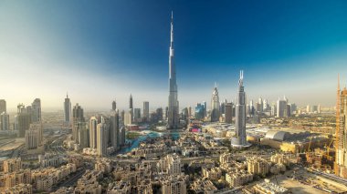 Dubai Şehir Merkezi akşam saatleri Burj Halife ve diğer panoramik manzaralı Dubai, Birleşik Arap Emirlikleri. Gölgeler çok hızlı hareket eder. Çember yollarda ve çeşmelerde trafik