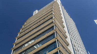 İş alanındaki modern binaların zaman çizelgesine bak. Yansımalı cam cephe gökdelenleri. Ekonomi ve finans kavramı. Dubai, BAE