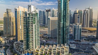 Gün batımından önce Dubai Marina 'nın hava görüntüsü. Dubai, BAE' de mavi bulutlu gökyüzü var. Modern kuleler, köprü ve yol trafiği