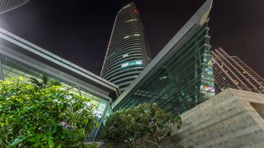 Zaman çizelgesi gökdelenlere bakıyor. Dubai, BAE 'de gece gökyüzü olan Jumeirah Gölü Kuleleri' ndeki en yüksek ofis binası. Rıhtımdan görüntüle