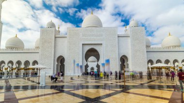 Abu Dabi 'deki Şeyh Zayed Büyük Camii' ne giriş. Birleşik Arap Emirlikleri 'nin başkenti. BAE 'nin en büyük camii. Mavi bulutlu gökyüzü