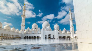 Birleşik Arap Emirlikleri 'nin başkenti Abu Dabi' de bulunan Şeyh Zayed Büyük Camii 'ne ziyaretçi kuyruğuyla birlikte. BAE 'nin en büyük camii. Mavi bulutlu gökyüzü