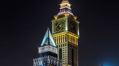 Dubai şehir merkezi gece kulelerini aydınlatıyordu. Şeyh Zayed yolundaki gökdelenlere bak. Yanıp sönen ışıklar