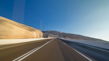 Jebel Hafeet yolundan gün batımından önce Al Ain, Birleşik Arap Emirlikleri 'ne doğru sürün. Hareket bulanık görünüm