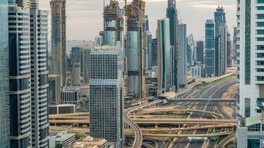 Dubai Şehir Merkezi, gün batımından önce çatıdan çekilmiş bir zaman çizelgesi. Modern gökdelenler ve yol kavşağı. Şeyh Zayed yolu. Dubai, BAE