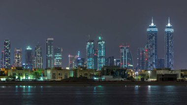 Günümüz Dubai şehrinin gökdelenleri ve su yüzeyindeki otellerle gece gökyüzü çizgisi zaman çizelgesi. Daria adasından Dubai şehir merkezine ve iş yerine