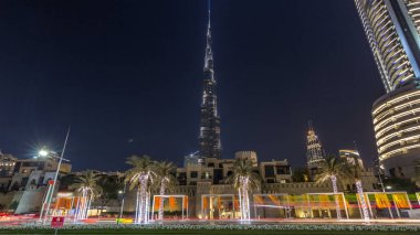 Modern gökdelenlere ve Dubai, Dubai 'deki yoğun yol zaman atlamalarına bakın, şehir merkezi, Birleşik Arap Emirlikleri. Aydınlatılmış avuçlar