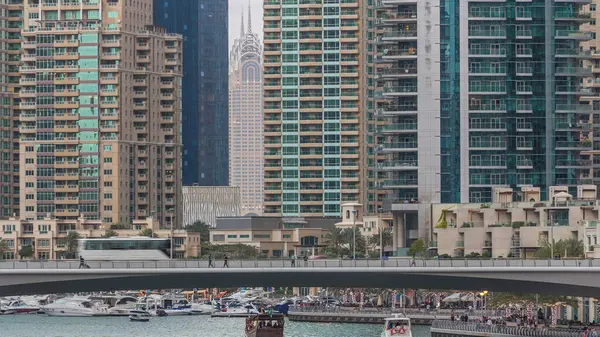Close Uitzicht Dubai Marina Waterkant Met Torens Jachten Van Brug — Stockfoto