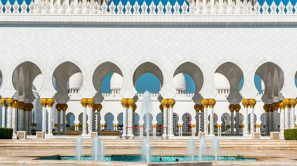 位于阿拉伯联合酋长国首都阿布扎比谢赫扎耶德大清真寺的喷泉 它是阿联酋最大的清真寺 — 图库照片