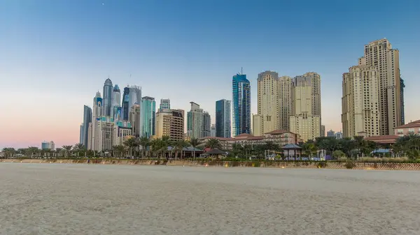 现代摩天大楼从杰布拉州迪拜的朱美拉海滨住宅 Jumeirah Beach Residence 沿着波斯湾海岸线3公里处的人造运河城市 一天到晚地从迪拜码头经过 — 图库照片