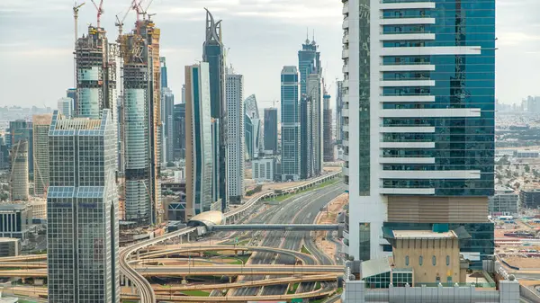 Dubai Şehir Merkezi, gün batımından önce çatıdan çekilmiş bir zaman çizelgesi. Modern gökdelenler ve yol kavşağı. Şeyh Zayed yolu. Dubai, BAE