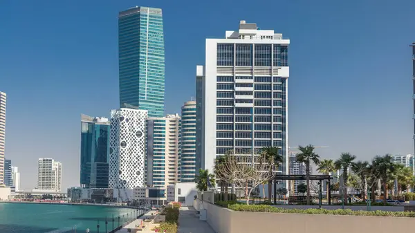 Panoramautsikt Över Affärsbukten Och Dubais Centrum Moderna Skyskrapor Reflekteras Vatten — Stockfoto