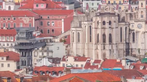 上記のタイムラプスからのリスボン サンタ ジャスタ リフトとのバリオ アルト地区の眺め カルモ リフトとも呼ばれ コンネンテ オルデムはカルモ 歴史的な教会です — ストック動画