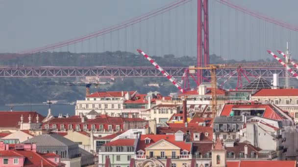バリオ アルトと4月25日のタイムラプス リスボン ポルトガルに対する空中視界 貨物港のクレーンが付いている多彩な歴史的な建物 — ストック動画