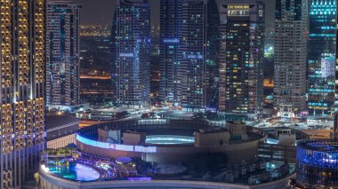 Dubai Yat Limanı ve Jlt hava timelapse, BAE, gece aydınlatma. Modern gökdelenler ve Binalar. Yolda trafik. Çatı katındaki yüzme havuzu