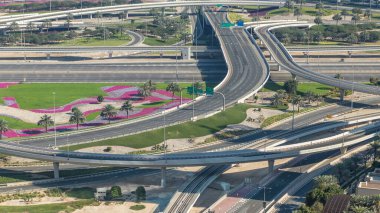 Bir büyük şehir timelapse bir yol kavşak hava görünümünü. Araba ile UAE Dubai Yat Limanı bölgesinin kentsel peyzaj