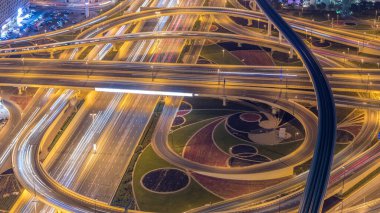 Sheikh Zayed karayolu hava timelapse üzerinde yoğun bir kavşak üzerinde gece trafik. Çatıdan görüntülemek