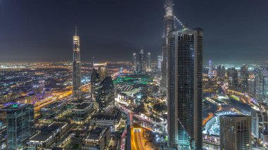 Dubai Downtown gece timelapse modern panoramik Dubai, Suudi Arabistan, üstten kuleleri. Trafik yol ve müzik Çeşmesi