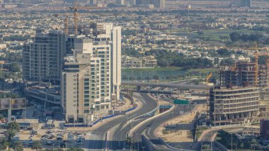 Bir büyük şehir timelapse bir yol kavşak hava görünümünü. Arabalar ve gökdelenler ile UAE Dubai Yat Limanı ve Jlt bölgesinin kentsel peyzaj.