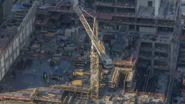 İnşaat Dubai Yat Limanı timelapse vinç. Gökdelenler inşa. Birçok işçi ile hava üstten görünüm