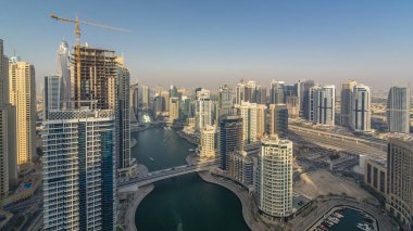 Gün batımı timelapse sırasında inanılmaz renkli dubai marina manzarası. Dünya Yat ve tekne ile birden fazla en yüksek gökdelenler, büyük bakış açısı. Binalar üzerinde güneş ışığı. Birleşik Arap Emirlikleri.